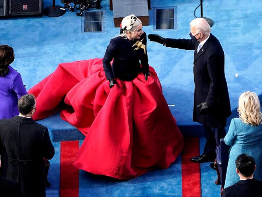 Joe Biden saluda a Gaga luego de su intervención. (Photo by Susan Walsh / POOL / AFP)