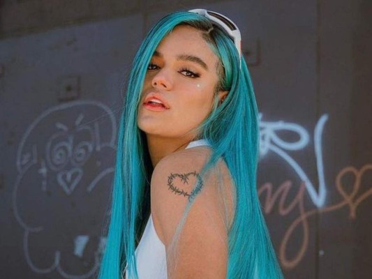 Karol G se cae en pleno concierto