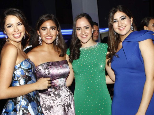 Natalia Larach y Luciana Sabillón en la gala de la Escuela Internacional Sampedrana.