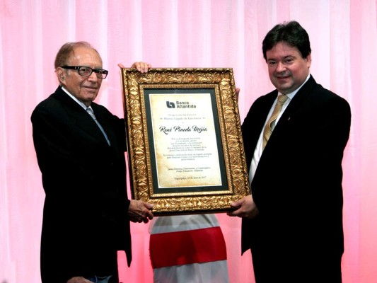 Honor al Mérito Premio Legado de Excelencia otorgado a Gilberto Goldstein