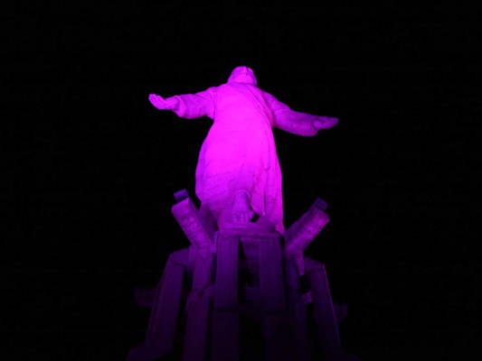Funhocam enciende de rosa el Cristo del Picacho