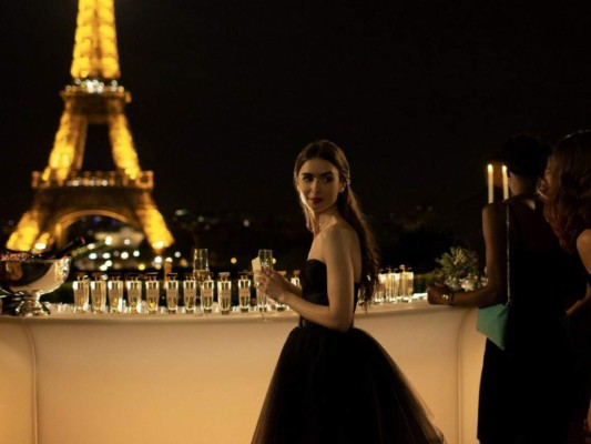 Emily en París<br/>Una serie protagonizada por Lily Collins, relata la historia de una ejecutiva de Chicago la cual comienza un nuevo capítulo de su vida desde Paris. Estará disponible a partir del 2 de octubre.<br/>