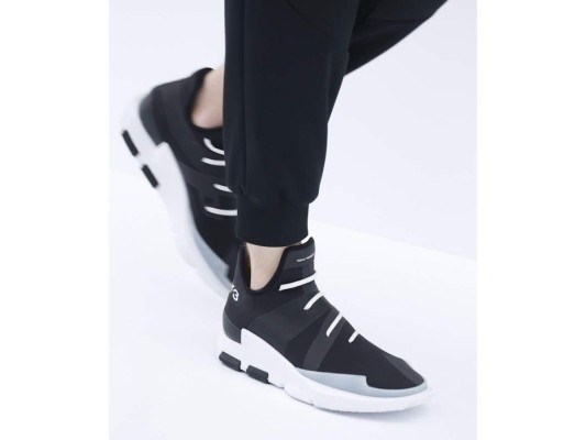 Para un efecto futurista, los Adidas Y3 Spring Summer 2017