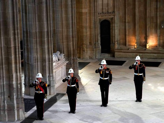 Los clarines de los Royal Marines tocan durante el funeral del príncipe Felipe en la Capilla St George en el Castillo de Windsor (Photo by Danny Lawson / POOL / AFP)