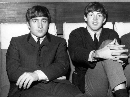 Pacto sobre autoría. Se dice que la mayoría de los temas de la banda son de autoría de John Lennon, pero tanto John como Paul McCartney hicieron un pacto en el que decidieron firmar todas las canciones de la banda como Lennon/McCartney.
