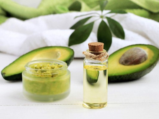 7. Mascarilla para pelo seco<br/>Las muchas horas de exposición al sol, a las secadoras, planchas y claro al cloro y la arena hacen que tu cabello se dañe por completo y luzca seco, la solución muy fácil un poco de aguacate y aceite de almendras hacen que tu cabello se hidrate y nutre. Mezcla una cucharada de aceite de almendras, un aguacate maduro y una yema de huevo hasta que quede una masa homogénea. Aplícala sobre el cabello y, después de 15 minutos, acláralo con agua tibia y lávalo con un champú para pelo seco. Para conseguir resultados, es importante que utilices productos específicos para pelo encrespado.