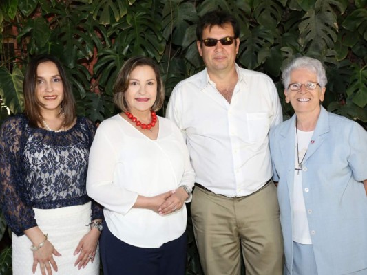 Carolina y Aline Milla con Rufo Paredes y Sor Giselle Santerre, de las Hermanas del Santo Rosario (foto: Héctor Hernández)
