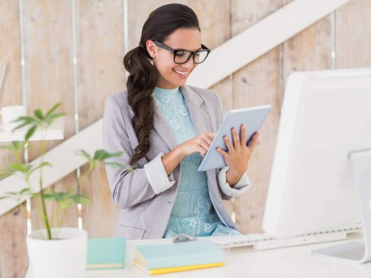 Encuentra tu nicho. Todos encontramos algunos aspectos de nuestro trabajo más agradables que otros. Trata de pasar el mayor tiempo posible en las tareas que disfrutas. Podrías descubrir que lo que a ti te gusta es algo que otro compañero detesta, si es así intercambien funciones. Claro esta, depende de la flexibilidad en tu lugar de trabajo, pero puede que a tus jefes no les importa quién haga qué, siempre y cuando se realice.