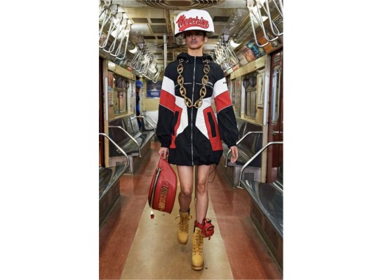 Moschino presentó su colección pre-fall 2020 en un vagón del metro de Nueva York