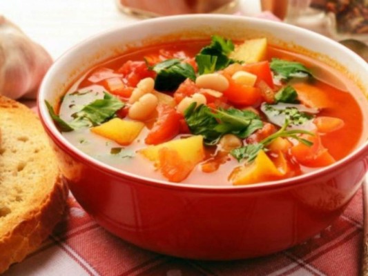 Sopas: No podemos negar el hecho de que las sopas muchas veces nos hacen sentir nostálgicos cuando recordamos quienes nos las preparaba en nuestra infancia. Además de eso son alimentos que ayudan a mantener una correcta hidratación y son bajos en calorías.