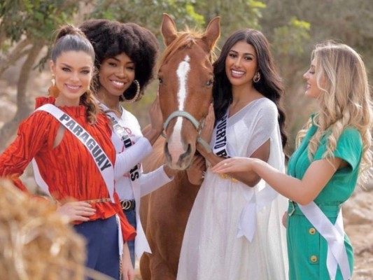 Meléndez junto a Miss Puerto Rico, Brasil y Paraguay posando para una sesión de fotos.