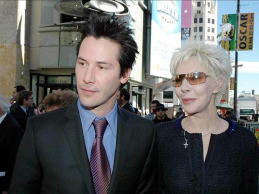 La madre de Reeves sufrió el maltrato de su esposo durante años y para poder sacar a sus hijos adelante tuvo que trabajar de stripper en clubes nocturnos lo que hizo que Keanu tuviera diferentes padrastros que lo menospreciaban sin embargo, hoy el artista lleva una muy buena relación con ella debido a todo lo que ella hizo por él y sus hermano.