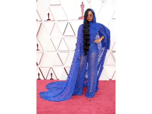 H.E.R<br/> Siempre única, esta cantante llegó con un look inolvidable de Peter Dundas.