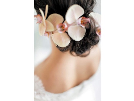 #14 Elegante recogido a base de ondas con tocado de orquídeas