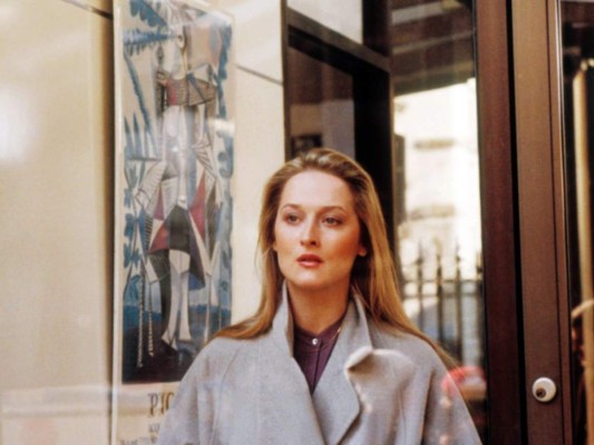 En los 80 tuvo grandes interpretaciones en filmes como La mujer del teniente Francés (1981), Memorias de África (1985) y Se acabó el pastel (1986). Siendo una década inmemorable para Streep.
