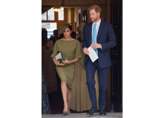 Para el bautizo de su sobrino, el príncipe Louis, la Duquesa de Sussex sorprendió con un look monocromático, esta vez se trató de un outfit verde olivo de Ralph Lauren.