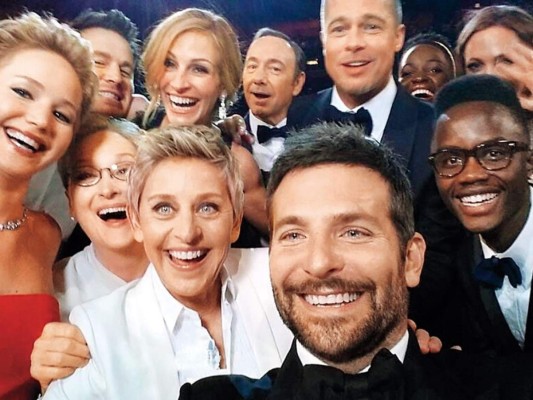 Selfie de los Oscars<br/>Ellen DeGeneres no sabía que iba a romper el internet con la fotografía que tomó Bradley Cooper en los Premios Oscars 2014. Meryl Streep, Brad Pitt, Jennifer Lawrence, Lupita Nyong'o, entre otros, impresionaron a Twitter con su selfie, que se convirtió en la fotografía más compartida de la red social, con más de tres millones de retweets.<br/>