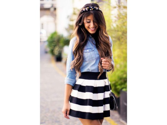 A rayas. Las rayas son la gran apuesta este verano. Si tienes una mini skirts en bold stripes, combínala con una camisa de denim, el resultado es espectacular.