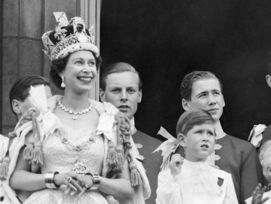 Su madre, la Reina Isabel, ha sido la monarca británica más longeva de la historia: actualmente, tiene 93 años, de los cuales ha reinado 67. Y, aunque ya sea mayor, muchas generaciones la respetan, pero saben que tarde o temprano morirá.