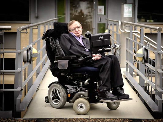 13-Stephan Hawkin: físico teórico británico falleció el 14 de marzo a los 76 años de edad debido a su enfermedad