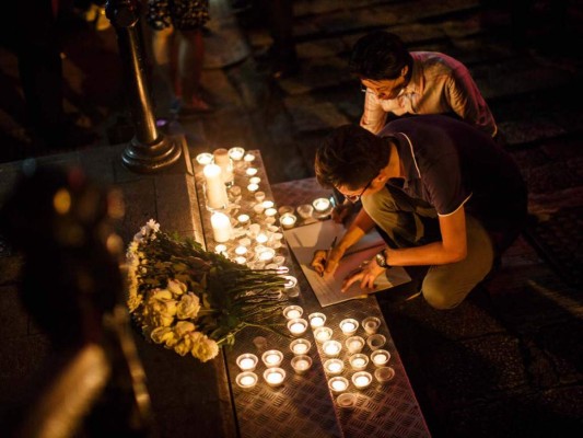 París recuerda a las víctimas de Orlando