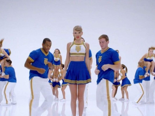 '1989' se inspiró en el pop de los 80s, dejando de lado por completo el country. Su canción debut, 'Shake it off', es una respuesta a todas las críticas que ha recibido. Este sencillo estuvo por casi un año en la cima de la lista del Billboard Hot 100.