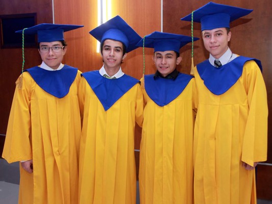 Brindis por los graduados de la New Horizon&nbsp;&nbsp;