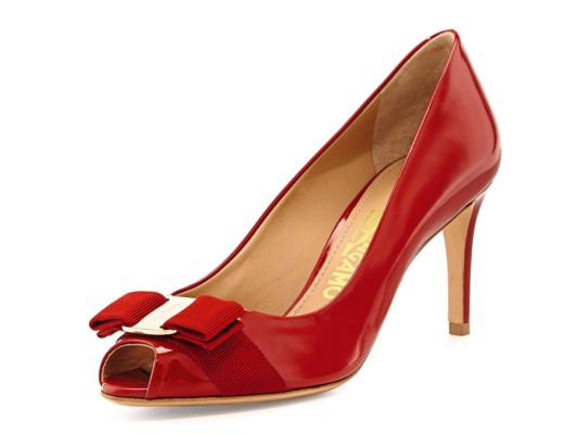 Sofisticados zapatos de la firma Salvatore Ferragamo en cuero italiano con arco grosgrain icónica.