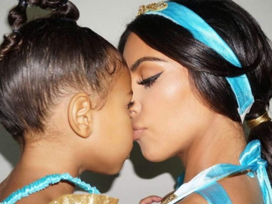 2016. Kim y North como la princesa Jasmine.