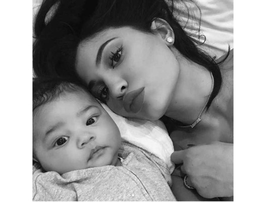 Kylie Jenner comparte primeras selfies con Stormi