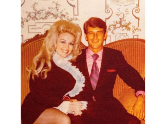 Dolly Parton compartió en su Instagram un recuerdo junto a su esposo Carl Dean. “Feliz día de Acción de Gracias de mi parte, para ti y los tuyos”, escribió la cantante.