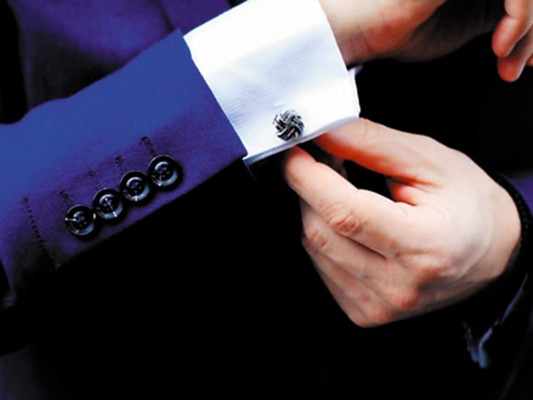 Mancuernillas: el detalle de lucir una camisa con mancuernillas eleva el outfit. Puedes llevarlas en eventos formales y casuales. Existen para todos los gustos y presupuestos. Las hay de metales preciosos con motivos curiosos (flor de lis, dados, etcétera), y otras más básicas como las típicas borlitas de cordón de colores (borlitas de color rojo con calcetines del mismo color ¿por qué no?). Lo adecuado es llevarlas con un saco o traje (con o sin corbata).