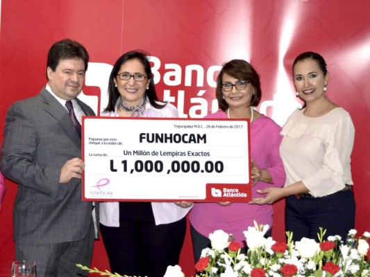 Guillermo Bueso, Rosemonde García, Lia Bueso y Karen Mendoza durante la entrega del importante donativo