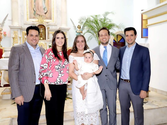 Ana Cristina y Alberto José Scott celebran el bautizo de su hija Mia