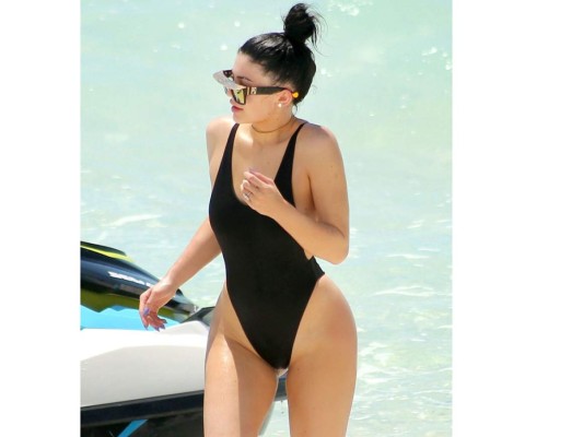 Su hermana Kim Kardashian sería la primera en hacer popular el monokini, pero ella prueba que sabe llevarlos muy bien