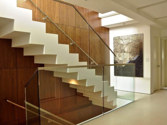 9. Pasamanos<br/>Si tu casa tiene escaleras, seguramente hay un pasamano que debes desinfectar a diario.<br/>