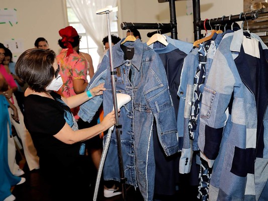 Mabel Galeano mientras prepara su colección Denim Rebirth para la puesta en escena