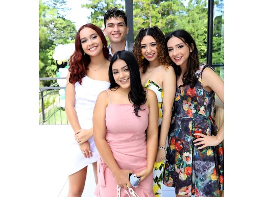 Isabel Napky, Andrea Galeas, Diego Orellana, Andrea Morales y Diana Castillo.