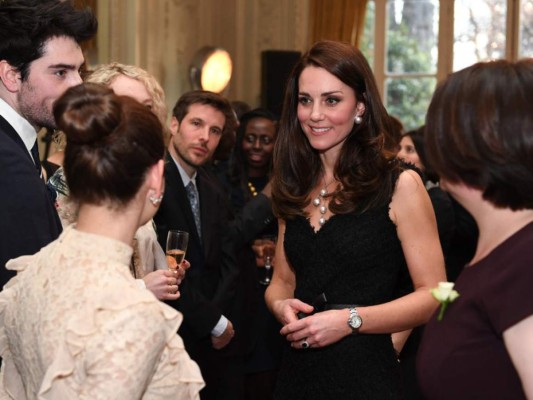 En la noche la Embajada Británica ofreció una cena de gala en honor a los miembros de la familia real, Kate estuvo pendiente de todos los invitados