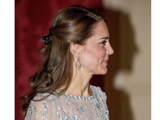 A parte del peinado y maquillaje, la Duquesa lució joyas también recatadas, aquí con unos pendientes de diamantes en diseño candelabro