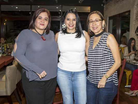 Karen y Jessica Molinari con Vanessa Laínez.