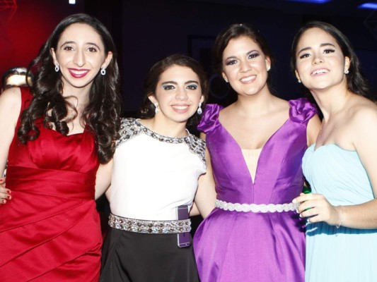 Lorena Kattán y Valeria Delgado con amigas.