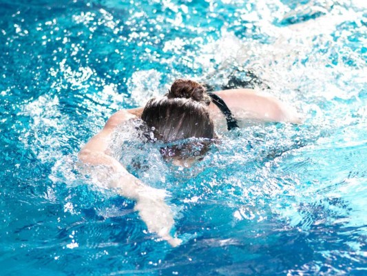 #11 Bañarte o practicar natación con los lentes de contactos puestos