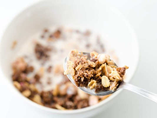 CEREAL. Nos han enseñado que desayunar cereal es la mejor manera de mantener el peso a raya. Pero ten cuidado, si no eliges el cereal adecuado podrías ingerir más calorías de las que necesitas. Lee bien la caja y asegúrate que contenga al menos tres gramos de fibra y no más de 10 gramos de azúcar por porción.