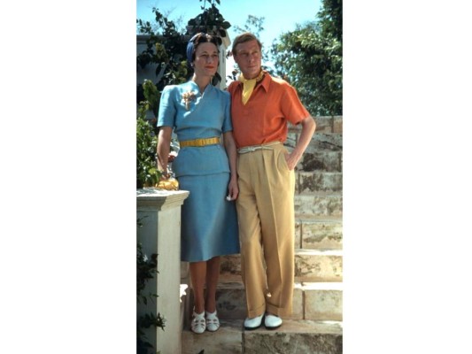 Eduardo VIII del Reino Unido (Duque de Windsor)<br/><br/>Fue uno de los escándalos más golosos de la primera mitad del siglo XX. Su decisión de proponerle matrimonio a Wallis Simpson, estadounidense y dos veces divorciada, provocó una crisis constitucional. Eduardo fue sucedido por su hermano menor, padre de la actual monarca, que pasó a ser Jorge VI.