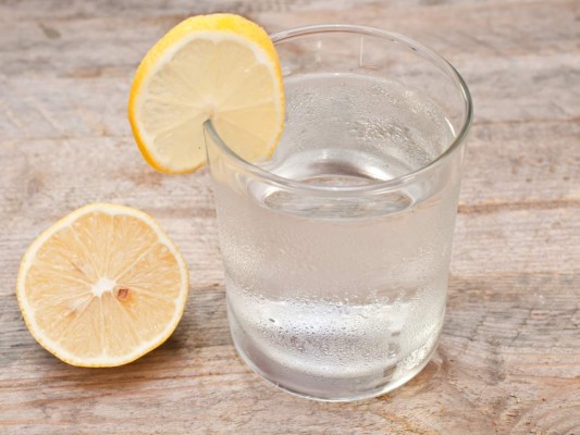 10 beneficios de beber agua con limón