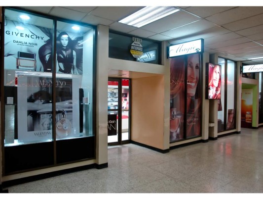 Su primer tienda fue fundada en el año de 1967 en el pasaje Fiallos Soto siendo esta en su época una de las tiendas más exclusivas de la capital. Donde todos llegaban para conocer las novedades y cuya tienda se mantiene en servicio hasta la actualidad