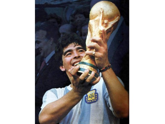 Este 25 de noviembre el mundo del fútbol ha perdido a una de sus leyendas más icónicas de todos los tiempos; Diego Armando Maradona, uno de los mejores futbolistas de la historia, perdió la vida tras un paro cardiorrespiratorio. En su honor te traemos una recopilación de sus mayores éxitos en el fútbol argentino y del mundo entero.