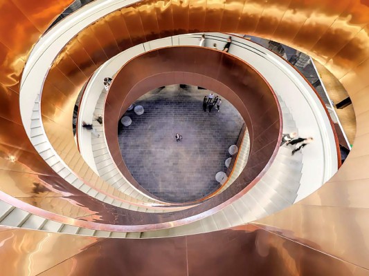 Experimentarium, Dinamarca<br/>La escalera en espiral del experimentarium, Copenhague, Dinamarca.<br/>Permite a los visitantes experimentar un entorno arquitectónico completamente nuevo que enfocada en la ciencia y la tecnología