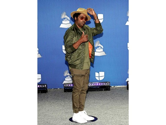 Alex Cuba no hizo ni el más mínimo esfuerzo por lucir acorde al evento. Su look militar urbano es perfecto para cualquier salida de fin de semana. Foto Getty Images